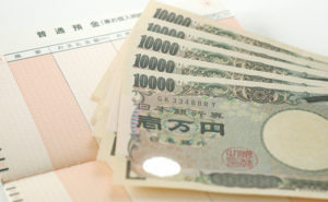 通帳と1万円札