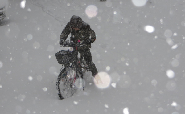 雪上を走る自転車